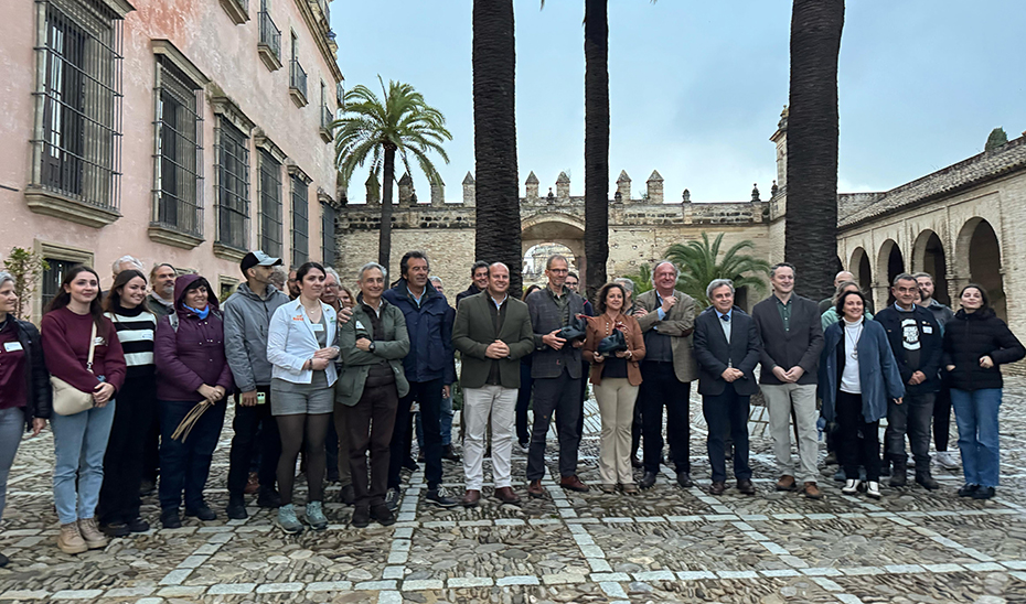 La consejera de Sosteniblidad, Catalina García, junto a los asistentes al III Simposio Internacional sobre el Ibis Eremita que se ha celebrado en Jerez de la Frontera (Cádiz).
